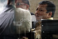 Sayangnya, Bendahara umum partai Golkar itu enggan memberikan keterangan soal pemeriksaannya hari ini. Dia memilih diam dan langsung masuk ke ruang tunggu pemeriksaan. Lamhot Aritonang/detikFoto.