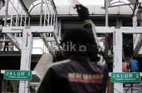 Pekerja menyelesaikan pembangunan Terminal Manggarai, Jakarta, Selasa (07/01/2013).