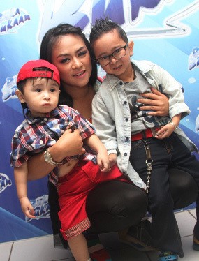 Yunita Akui Lebih Sulit Urus Daus Mini Ketimbang Sang Anak