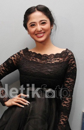 Kisah Dewi Persik ketika Dicium Pria Mabuk di Panggung