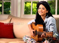 Banyak dikabarkan dekat dengan aktor-aktor lawan mainnya di film, Maudy Ayunda mengatakan mereka hanya berteman. (dok. detikHOT)