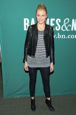 Promosi Buku, Cameron Diaz Tampil Casual