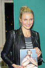 Promosi Buku, Cameron Diaz Tampil Casual