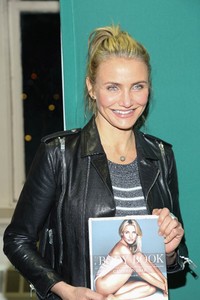 Bintang 'Knight and Day' itu berpose memamerkan buku terbarunya. Rob Kim/Getty Images/AFP.