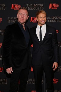 Sutradara Renny Harlin, bergabung bersama Kellan Lutz untuk berfoto bersama. Neilson Barnard/Getty Images/AFP.