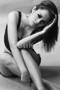 Kini, Erin mencoba peruntungannya di blantika musik Tanah Air dengan merilis sebuah single dangdut berjudul 'No, Thank You'.