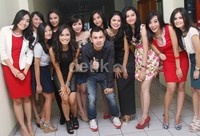 Raffi Ahmad dan para model cantik. Gus Mun/detikHOT.