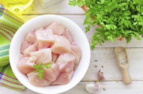 Agar Tak Tercemar Bakteri, Lakukan Langkah Ini Sebelum Mengolah Daging Ayam