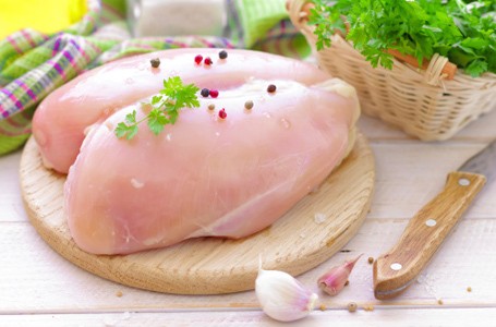 Agar Tak Tercemar Bakteri, Lakukan Langkah Ini Sebelum Mengolah Daging Ayam