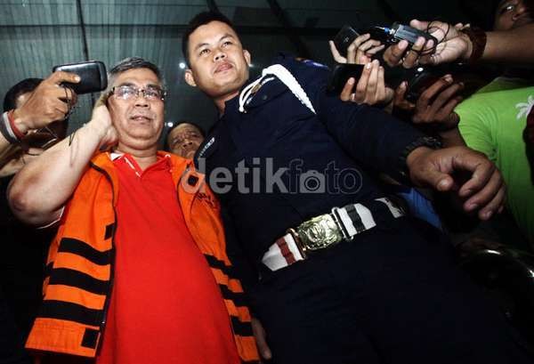 Akil Mochtar SMS Chairun Nisa Minta Duit Rp 3 M Berbentuk USD