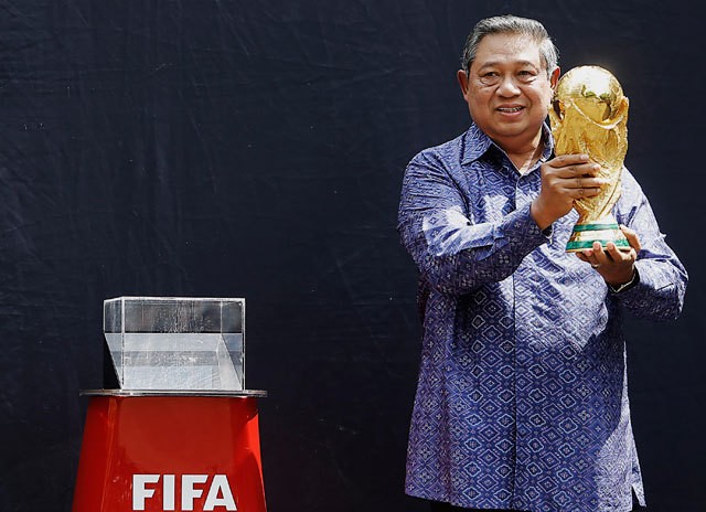Tantang Wartawan Main Sepakbola, SBY Mau Jadi Pemandu Sorak