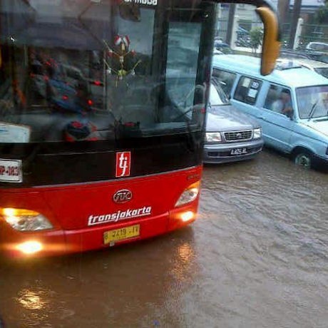 Mangga Dua dan Grogol Kebanjiran, Bus TransJ Tersendat