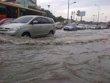 Jalan S Parman Grogol Berubah Jadi Sungai, Puluhan Motor Mogok
