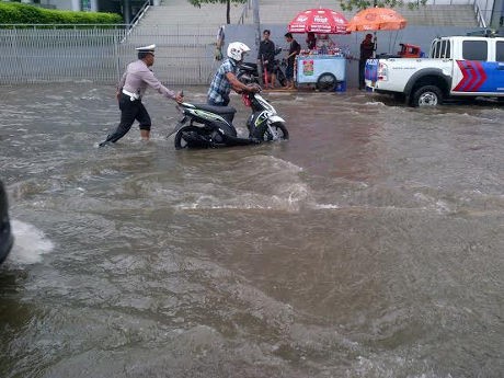 Banjir di Jl S Parman Grogol Mulai Surut, Lalin Macet Panjang
