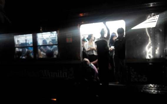 Derita Penumpang Korban KRL Mogok di Stasiun UI