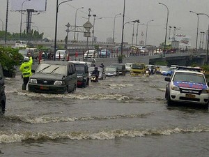 Banjir, Jalan S Parman Grogol Berubah Mirip Sungai