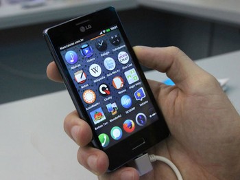 Fireweb punya layar 4 inch HVGA TFT dan berbekal prosesor 1GHz dari Qualcomm. (kredit foto: morecellphone)