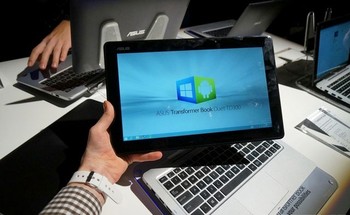 Dikenalkan dengan sebutan Transformer Book Duet, pengguna dapat menggunakan Android dan Windows hanya dengan satu sentuhan tombol. (kredit foto: the verge)