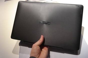 Teknologi Intel Dual OS yang diusung Transformer Book Duet diklaim makin memudahkan pengguna karena tak perlu lagi repot-repot memiliki dua perangkat berbeda. (kredit foto: laptopmag)