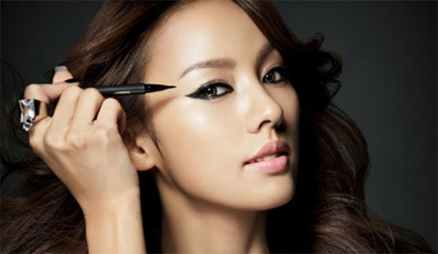 Pentingnya Eyeliner Buat Member Idola KPop