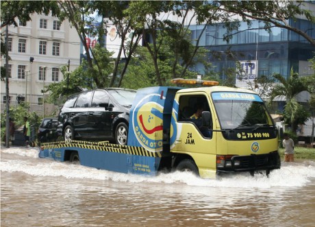Hal-hal yang Harus Diperhatikan di Mobil Saat Hujan Melanda