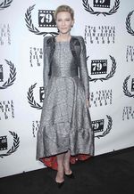 Cate Blanchett Dalam Balutan Gaun Silver