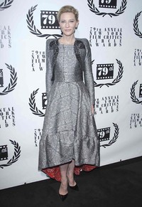 Tiba di lokasi acara, Cate Blanchett tampil mengenakan gaun silver dari Antonio Berardi dipadu dengan sepatu dari Christian Louboutin serta perhiasan dari Van Cleef & Arpels. REUTERS/Carlo Allegri.