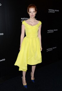 Tiba di lokasi acara, Jessica Chastain langsung mencuri perhatian lewat dress kuning yang dikenakannya. Andrew H. Walker/Getty Images/AFP.
