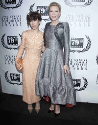 Aktris Sally Hawkins bergabung bersama Cate Blanchett untuk berfoto bersama. REUTERS/Carlo Allegri.