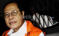     Sudjanan yang hari ini diperpanjang masa penahanannya itu mengungkapkan jika memang ada penggelembungan dana. Namun dia berkukuh tidak ada sedikit pun dana sidang yang masuk ke kantong pribadinya. Lamhot Aritonang/detikFoto.