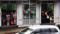 Calon penumpang TransJakarta menumpuk di Halte Kuningan Madya, Jalan HR Rasuna Said, Jakarta Selatan. Lamhot Aritonang/detikFoto.