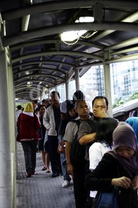 Antrean calon penumpang TransJakarta terlihat mengular. Lamhot Aritonang/detikFoto.