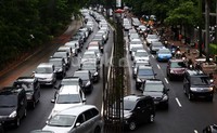 Arus lalu lintas di Jalan HR Rasuna Said merayap. Lamhot Aritonang/detikFoto.