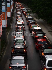 Antrean kendaraan di Jalan HR Rasuna Said mengular panjang. Lamhot