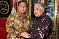Prabowo datang pukul 13.00 WIB di kantor PP Muhammadiyah, Jalan Menteng Raya, Jakpus, Rabu (8/1/2014). Ia hadir bersama wakil ketua umum Gerindra, Fadli Zon.
