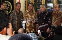 Din menyambut Prabowo dengan berjabatan tangan.