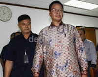 Hambit dan Cornelis Nalau terlihat memasuki ruang sidang. Sidang beragendakan pembacaan surat dakwaan dari Jaksa Penuntut Umum (JPU) Komisi Pemberantasan Korupsi (KPK). Lamhot Aritonang/detikFoto.