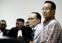 Atas tindakannya ini, Hambit dan Cornelis diancam dengan pasal 6 ayat (1) huruf a atau pasal 13 UU RI nomor 31 tahun 1999 tentang Pemberantasan Tindak Korupsi sebagaimana telah diubah dengan UU RI no 21 Tahun 2001. Lamhot Aritonang/detikFoto.
