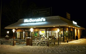 Di Gerai McDonalds Ini Bisa Makan Burger Sambil Menikmati Keindahan Aurora Borealis