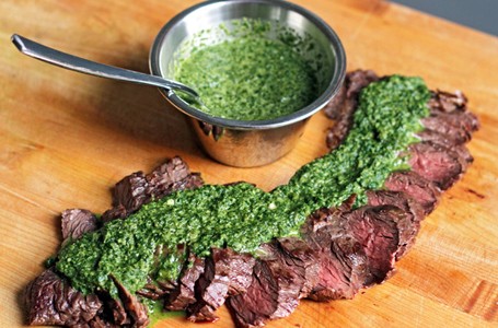 Mau Bikin Saus Chimichurri a la Resto Steak? Ikuti 5 Langkah Ini!
