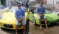 Mantan vokalis Gruvi, Ari Pramundito berpose dengan dua mobil mewahnya, Porsche dan Lamborghini. (dok. detikHOT)