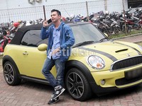 Raffi Ahmad berpose dengan Mini Cooper kuningnya. (dok. detikHOT)