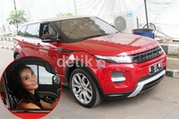Mei Chan tampak mengendarai Range Rover berwarna merah saat ditemui di kawasan Kebon Jeruk, Jakarta Barat. (dok. detikHOT)