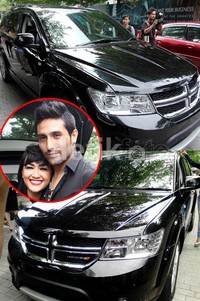 Julia Perez menghadiahi sebuah mobil Dodge Journey Platinum seharga Rp 635 juta untuk Gaston Castano. (dok. detikHOT)
