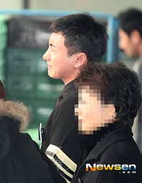 Tubuh kakek dan nenek Leeteuk ditemukan di atas tempat tidur dalam kondisi tak bernyawa dan ayahnya ditemukan gantung diri. Newsen/Lee Han Hyung.