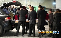 Ketiga anggota keluarga pelantun 'Mr. Simple' tersebut dimakamkan di area pemakaman di kawasan Dangjin, Korea Selatan. Newsen/Lee Han Hyung.