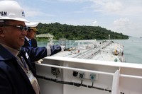 Direktur Pemasaran dan Niaga Pertamina Hanung Budya meninjau kapal sebelum diberangkatkan ke Aljazair.