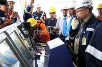 Direktur Pemasaran dan Niaga Pertamina Hanung Budya mengecek peralatan kapal.