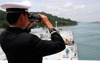ABK memantau dari atas kapal.