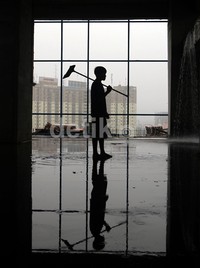 Pekerja sedang menyelesaikan pekerjaannya di salah satu lantai hotel tersebut.